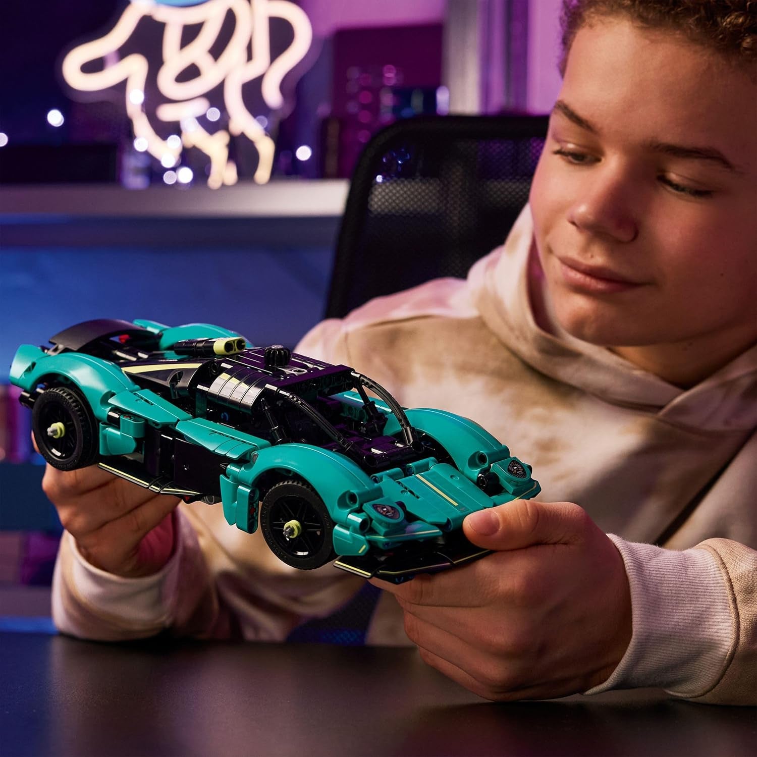 Technic Aston Martin Valkyrie - Jouet Voiture De Course - Maquette À Construire Avec Moteur V12 & Portes Papillon Ouvrantes - Cadeau Collector Pour Garçon Ou Fille Dès 9 Ans 42208