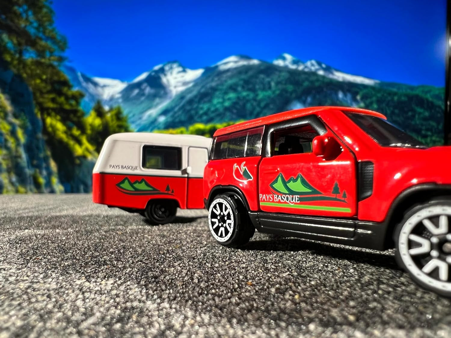 - French Touch Pays Basque - 1 Véhicule Premium - Voitures Miniatures En Métal - Echelle 1/64Ème - 212055014Q03, Bleu Ou Blanc