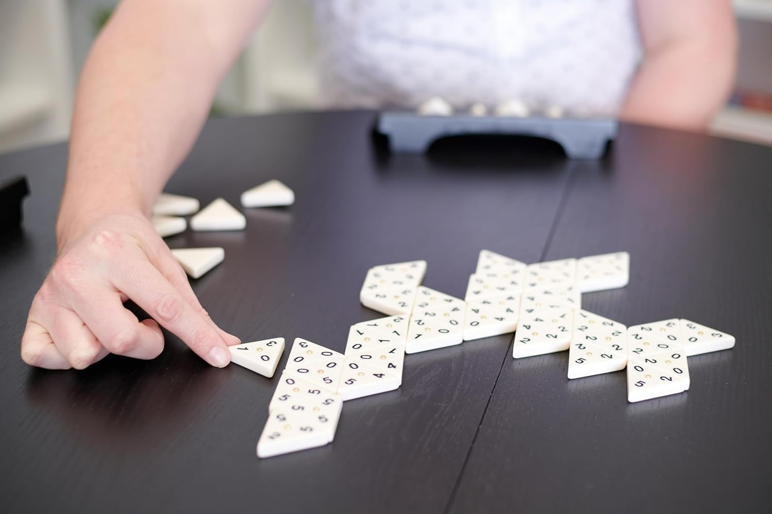 TRIOMINOS Original - Jeu De Société Famille Et Enfants Dès 6 Ans - Nouvelle Edition - Jeu De Stratégie Et De Réflexion - Dominos Triangulaires - Un Classique Depuis 50 Ans - 2 À 4 Joueurs - 30 Min