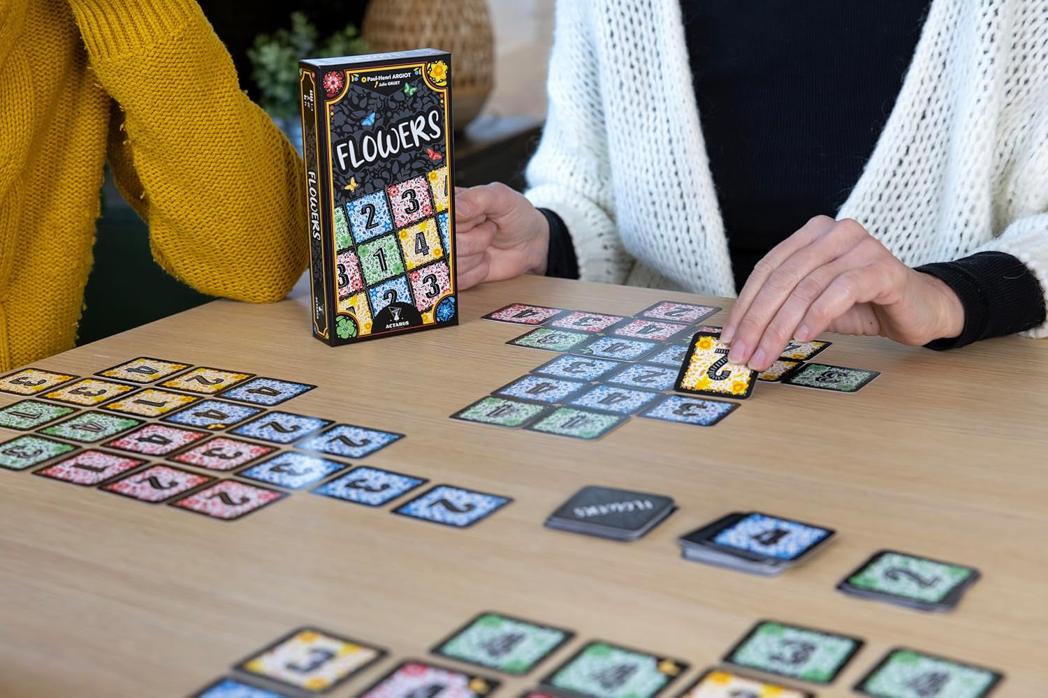 - Flowers - Jeu De Cartes Pour Adultes & Enfants Dès 7 Ans - Placer Vos Tuiles Par Couleur Pour Maximiser Vos Points - Jeu De Société Stratégie - 1 À 4 Joueurs - 20 Min -En Français -Actarus