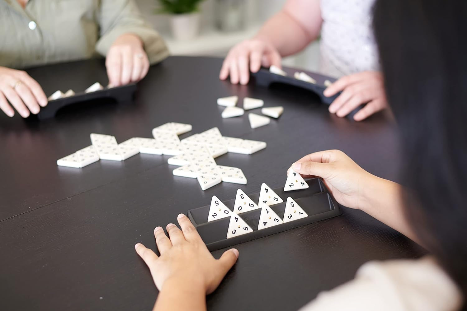 TRIOMINOS Original - Jeu De Société Famille Et Enfants Dès 6 Ans - Nouvelle Edition - Jeu De Stratégie Et De Réflexion - Dominos Triangulaires - Un Classique Depuis 50 Ans - 2 À 4 Joueurs - 30 Min