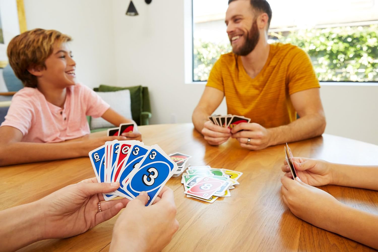 UNO Classique, Jeu De Cartes Familial Pour Enfants Et Adultes, Jeu De Société Pour Soirée Jeux En Famille Ou En Voyage, 2 À 10 Joueurs, Jouet Pour Enfant De 7 Ans Et Plus, W2087
