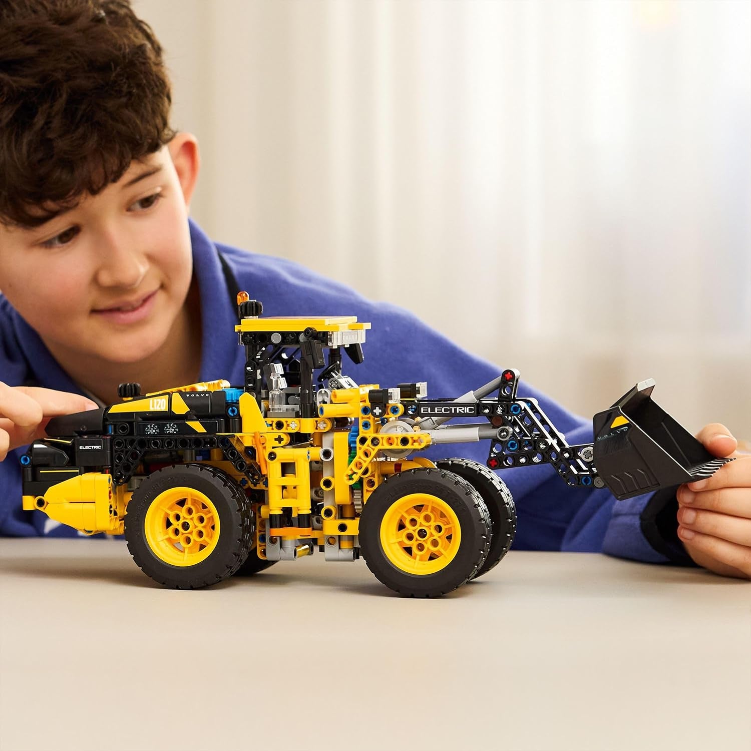 Technic La Chargeuse Sur Pneus Volvo L120 Electric - Jouet Avec Véhicule De Construction - Direction Articulée & Pelle Fonctionnelle - Cadeau D'Anniversaire Pour Garçon Dès 9 Ans 42209