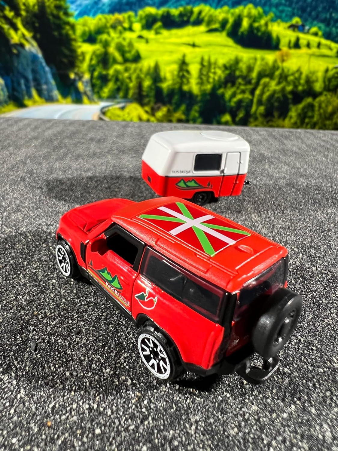 - French Touch Pays Basque - 1 Véhicule Premium - Voitures Miniatures En Métal - Echelle 1/64Ème - 212055014Q03, Bleu Ou Blanc