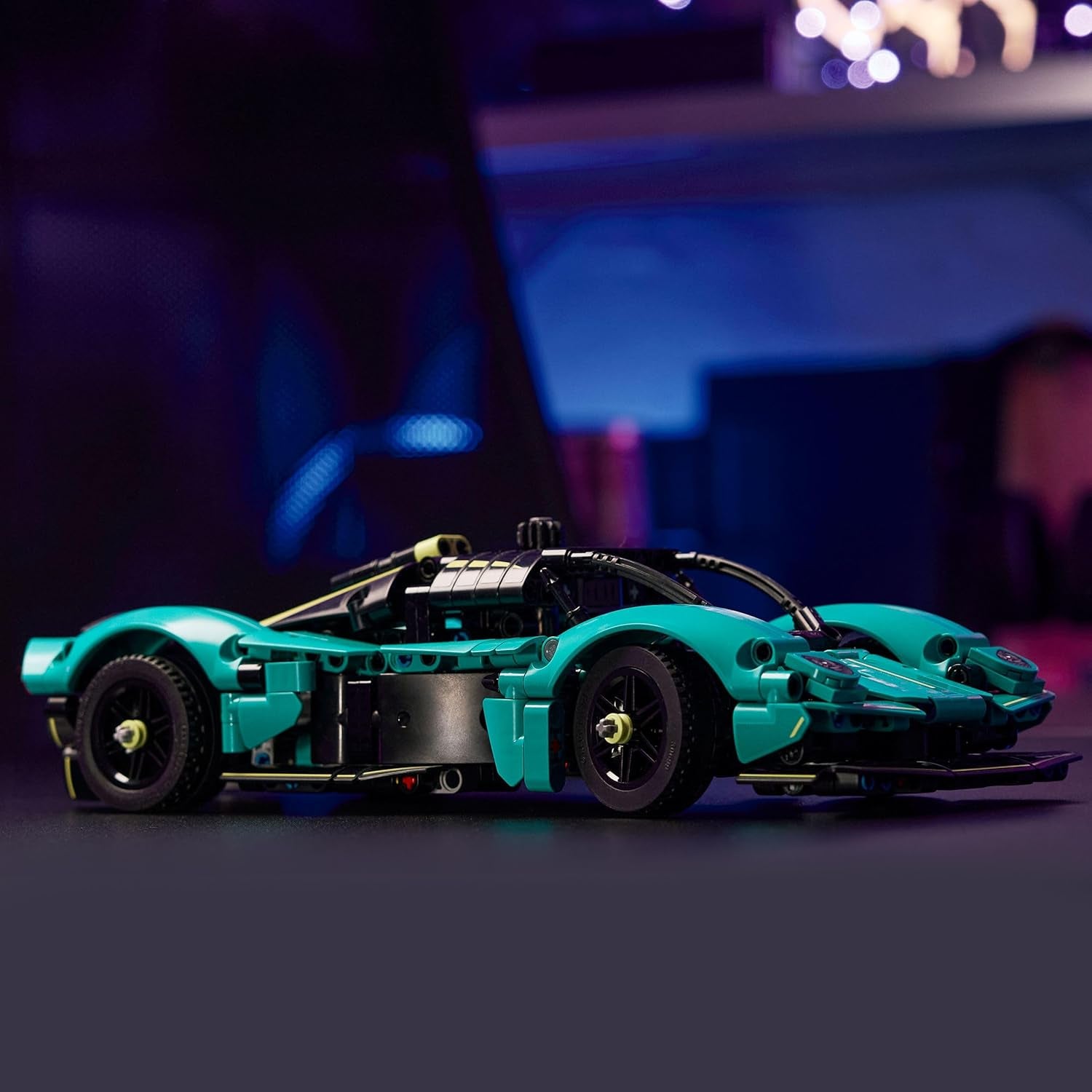 Technic Aston Martin Valkyrie - Jouet Voiture De Course - Maquette À Construire Avec Moteur V12 & Portes Papillon Ouvrantes - Cadeau Collector Pour Garçon Ou Fille Dès 9 Ans 42208